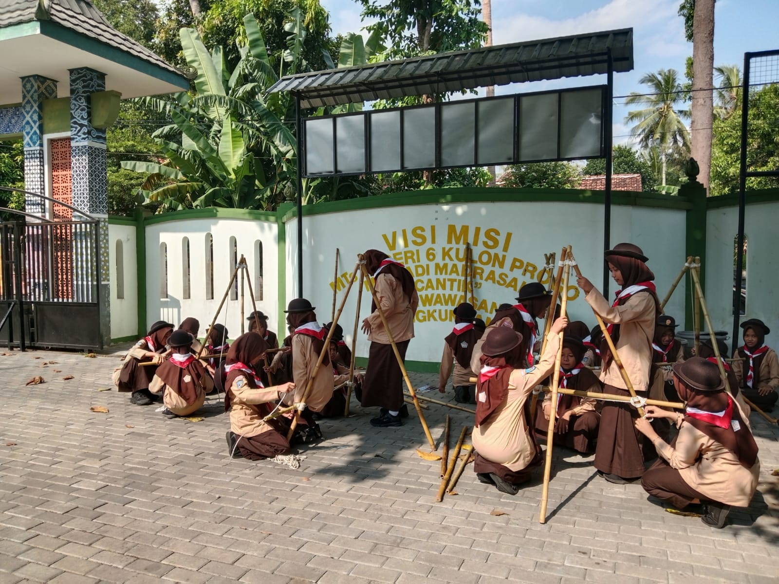 Perkuat Ketangkasan Siswa, Pramuka MTsN 6 Kulon Progo Gelar Latihan Pionering dan PPGD